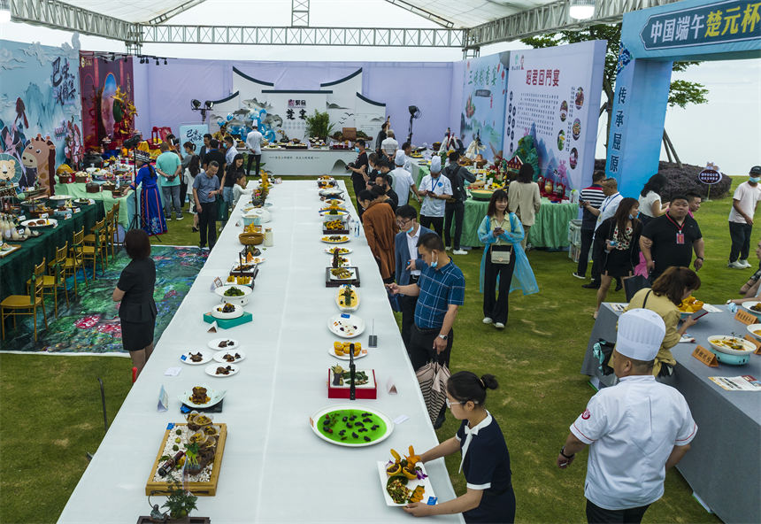 5月28日，中國(guó)端午美食文化旅游節(jié)在湖北省秭歸縣天問公園開幕。鄭家裕攝