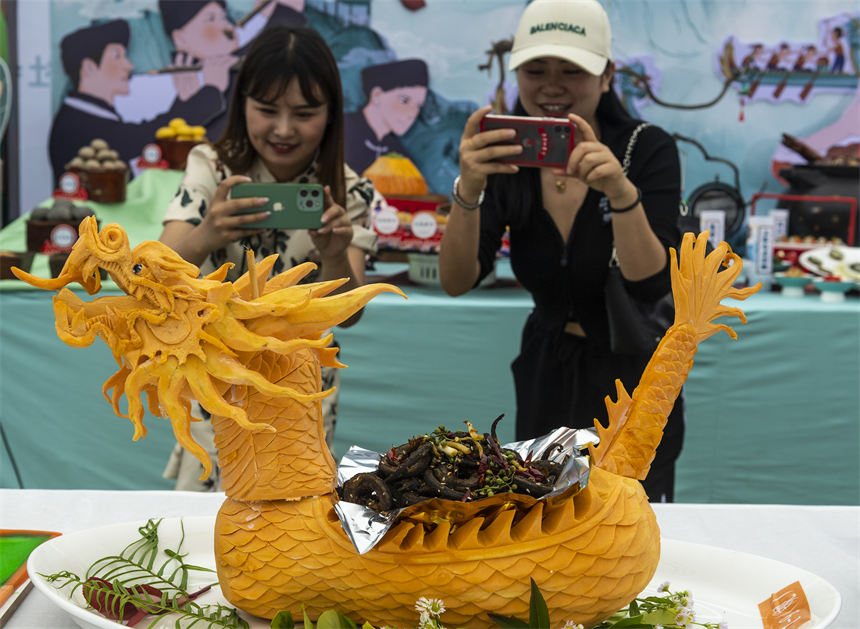 名宴展上的精致美食引人駐足拍照。鄭家裕攝