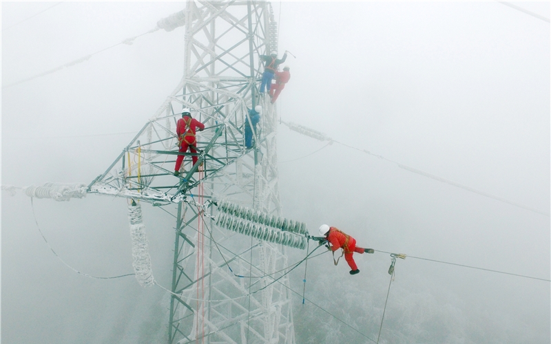 國網(wǎng)湖北送變電公司圓滿完成220千伏孝馮一回線路抗冰保供電任務(wù)。鄒小民攝