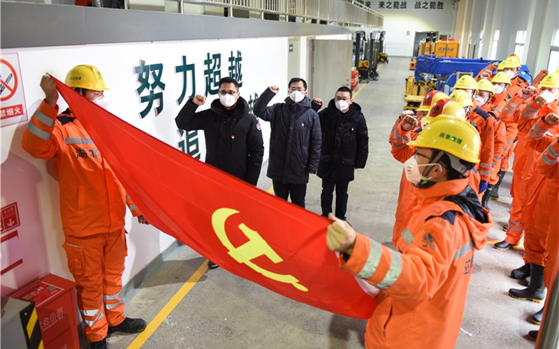 國網(wǎng)湖北送變電公司圓滿完成火神山醫(yī)院建設(shè)工地夜間用電應(yīng)急保障工作。鄒小民攝