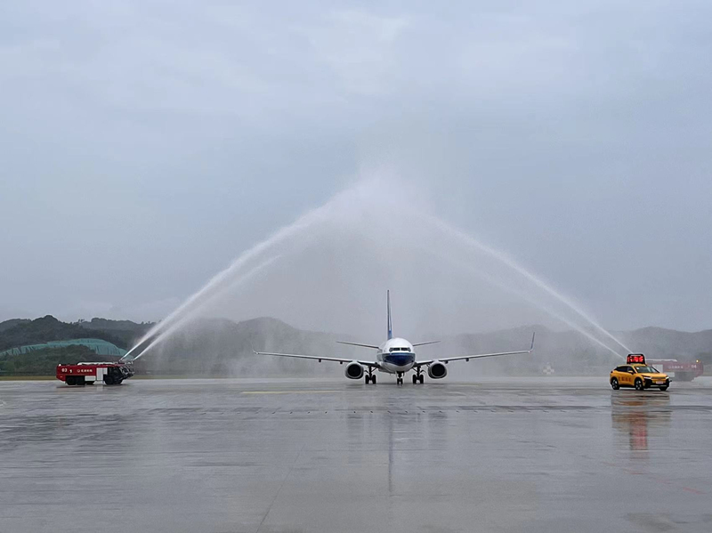 鄂州花湖機(jī)場以民航界最高禮遇“過水門”儀式迎接了客航首班進(jìn)港的飛機(jī)。鄂州市委宣傳部供圖