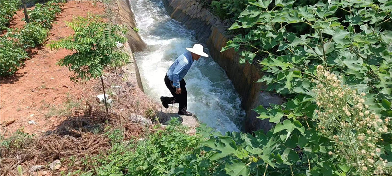 水管人員徒步巡查。黃佳攝