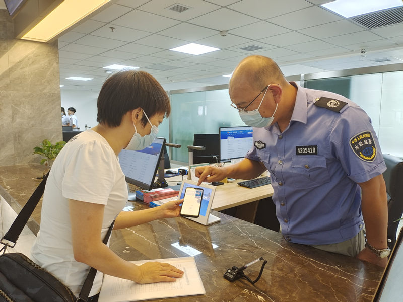 秭歸縣水利和湖泊局工作人員指導(dǎo)企業(yè)線上繳納水資源費。杜小蕊攝