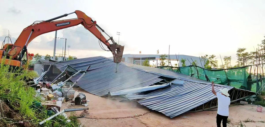 橫店街成立工作專班，對臨時搭建的違章遮雨棚、延伸出房屋外的臨時建筑物和在路旁閑置地搭建的臨時攤點，進(jìn)行依法拆除和嚴(yán)格清理。