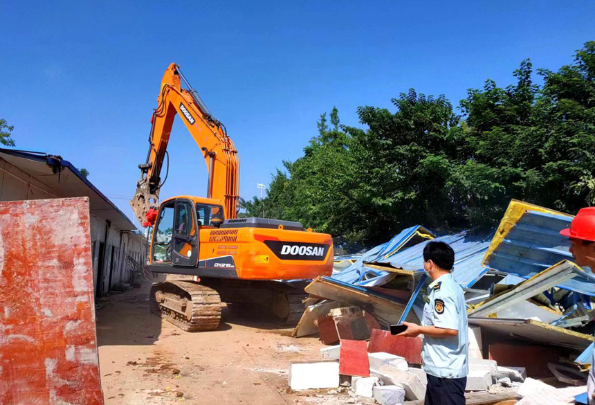 橫店街成立工作專班，對臨時搭建的違章遮雨棚、延伸出房屋外的臨時建筑物和在路旁閑置地搭建的臨時攤點，進行依法拆除和嚴(yán)格清理。