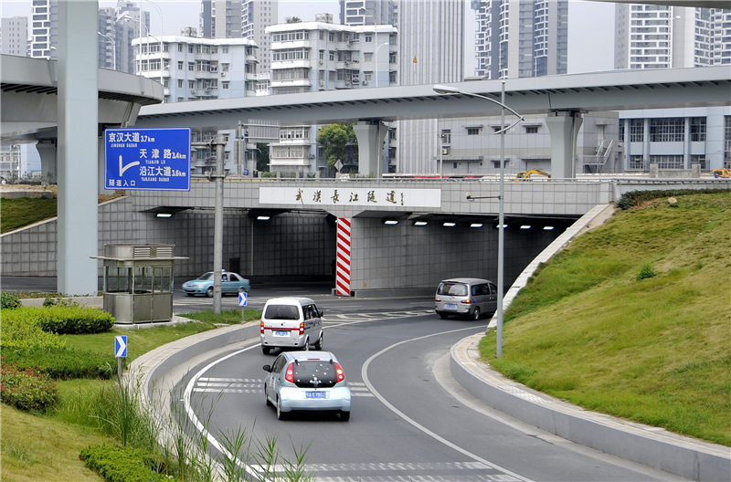 水下隧道：中國鐵建鐵四院設(shè)計的“萬里長江第一隧”——武漢長江隧道。