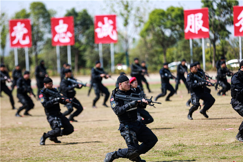 武漢警方舉行練兵比武暨社會(huì)面巡控一級(jí)勤務(wù)啟動(dòng)儀式。