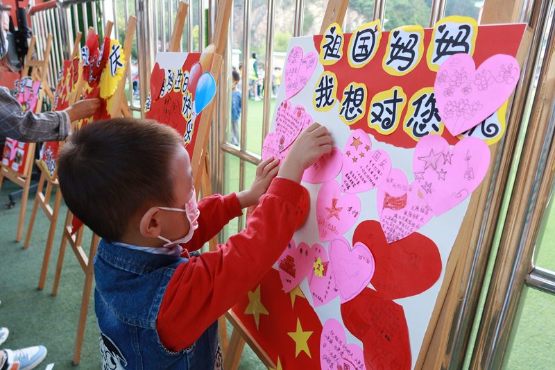 圖為澗池鄉(xiāng)中心幼兒園組織開展“祖國媽媽我想對您說”活動。 ?周國敏攝