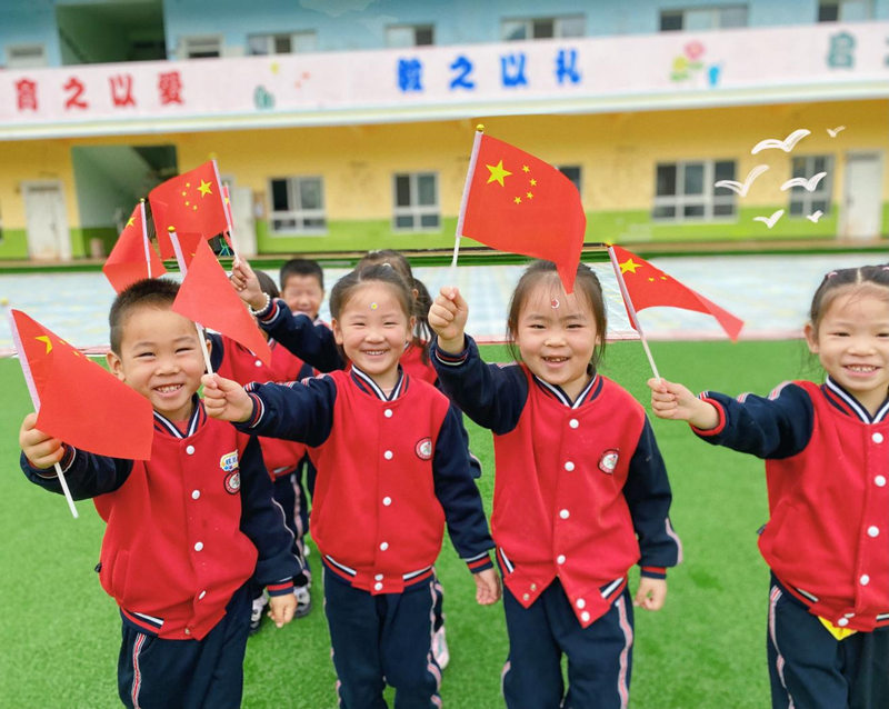 馬安鎮(zhèn)中心幼兒園開展“我和國旗合個影”活動 。李雪瑩攝