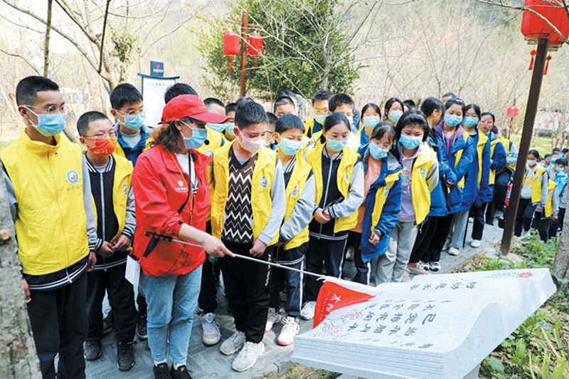 竹山縣中小學(xué)生走進(jìn)太和梅花谷研學(xué)旅行基地參觀梅花詩詞長廊。