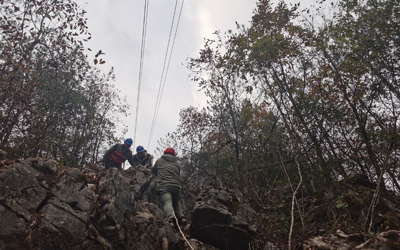 圖3：12月8日，在湖北省建始縣花坪鎮(zhèn)三岔槽村，湖北送變電工程有限公司恩施東-朝陽(yáng)500千伏線(xiàn)路工程（恩施段）翻山越嶺去施工。