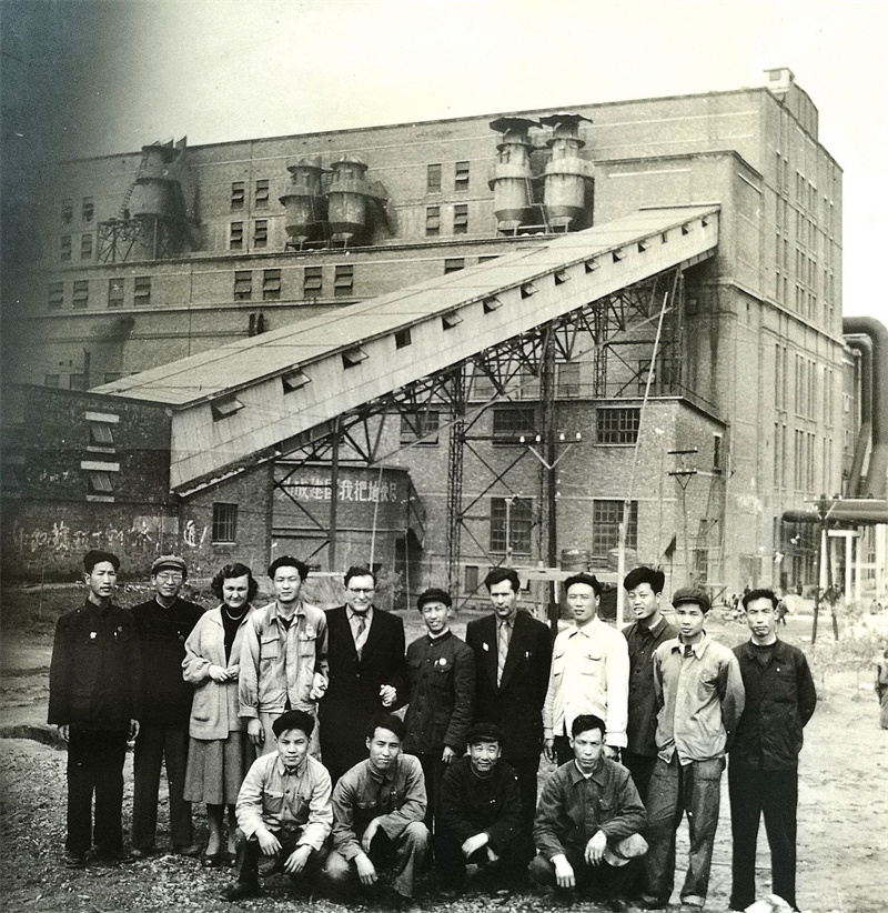 1956年，和專家一起在青山熱電廠。