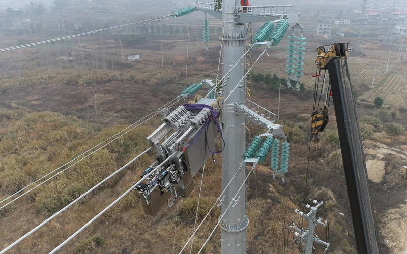 國(guó)網(wǎng)湖北送變電工程有限公司成功將間隔棒安裝機(jī)器人應(yīng)用于雙分裂導(dǎo)線間隔棒施工中。方偉拍攝