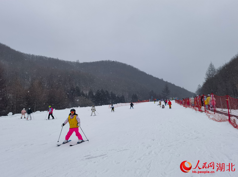 游客在神農(nóng)架中和滑雪場體驗(yàn)滑雪的樂趣。人民網(wǎng) 周雯攝