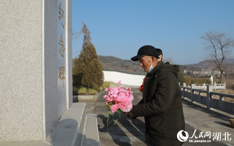  八旬老人姜能山65年來(lái)大年初一都會(huì)祭拜烈士。人民網(wǎng) 郭婷婷攝