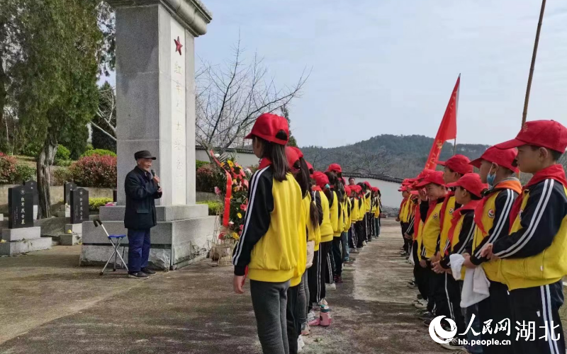 姜能山為當(dāng)?shù)貙W(xué)生講述革命先烈的故事。受訪者供圖