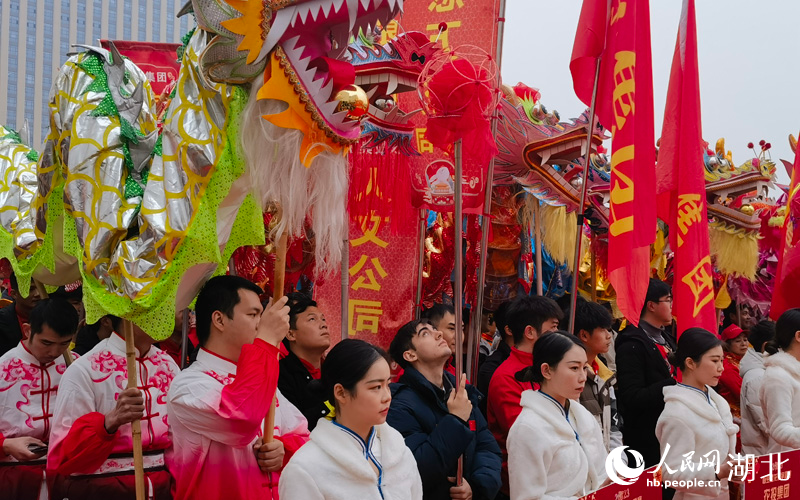 服投集團(tuán)舞龍隊(duì)的巴西留學(xué)生手持龍珠。人民網(wǎng) 周雯攝