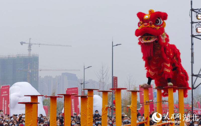 2月5日，武漢市東西湖區(qū)龍獅爭霸賽上，舞獅表演吸引市民圍觀。人民網(wǎng) 周雯攝