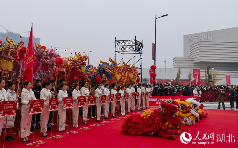 18支舞龍隊(duì)蓄勢待發(fā)。人民網(wǎng) 周雯攝