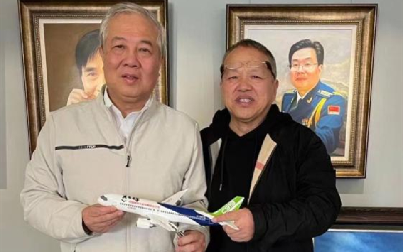 吳光輝將親筆簽名的C919飛機模型回贈給向斌。受訪者供圖