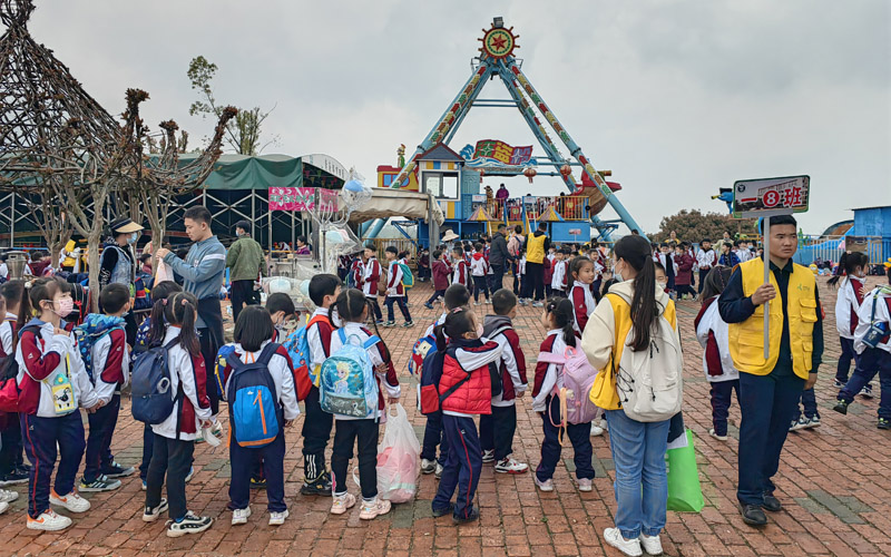 孩子們在紫薇都市田園開展社會實踐。