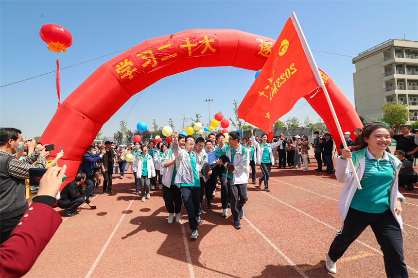 學生跨越“成人門”慶賀自己成年。