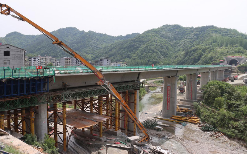 位于湖北省鄖西縣城關鎮(zhèn)車家溝村的五里河大橋。徐尤國 攝