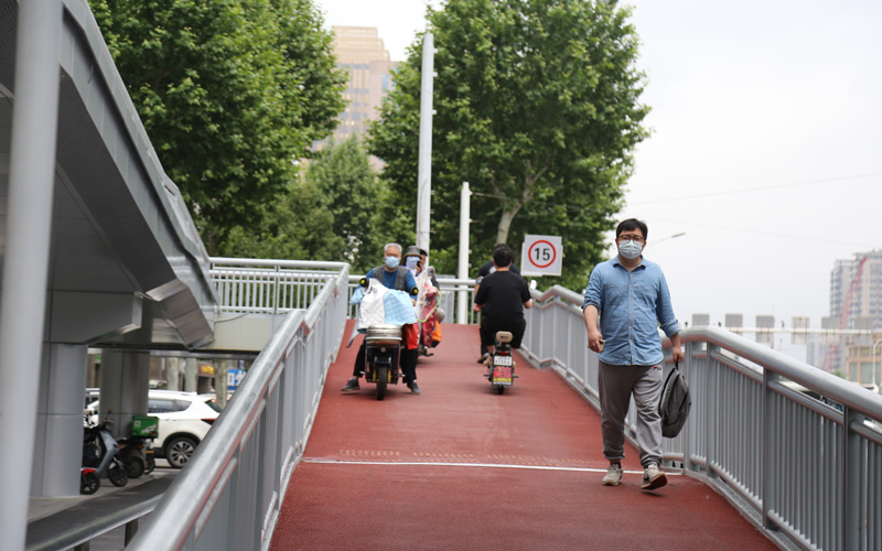 中南路武珞路路口天橋改造完成。