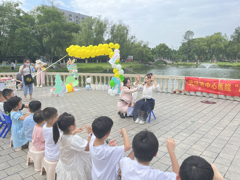 活動現(xiàn)場孩子們一起表演“花園種花”手勢舞。