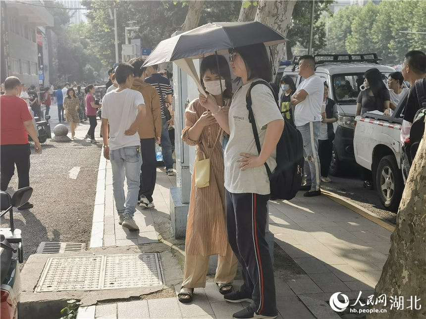 在武漢市第二十六中學(xué)考點(diǎn)，考生爭(zhēng)分奪秒復(fù)習(xí)。人民網(wǎng)記者 周雯攝