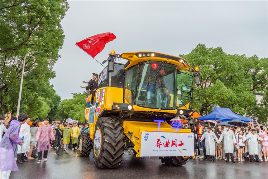 “大黃蜂”到達(dá)獅子山廣場(chǎng)。周仁杰攝