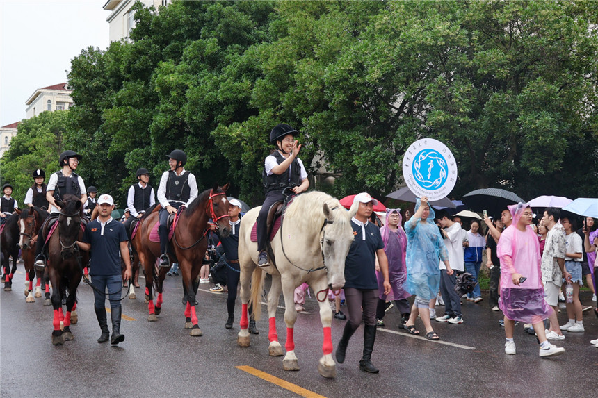 動科動醫(yī)游行隊(duì)伍。周紅桃攝