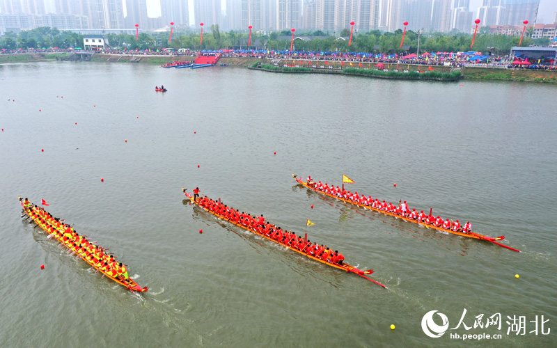 武穴市數(shù)十條龍舟在河道上破浪前行。人民網(wǎng)記者 郭婷婷攝