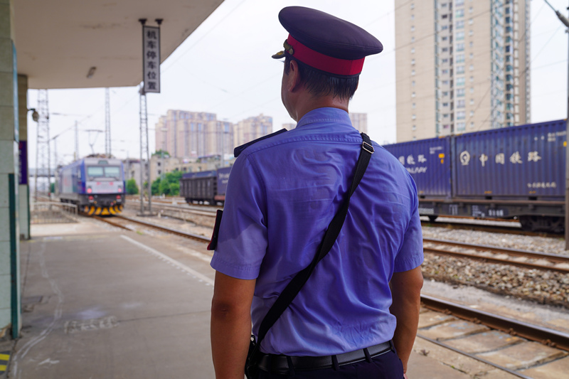 7月12日正午，襄陽車站運(yùn)轉(zhuǎn)車間助理值班員外勤聶再剛正在進(jìn)行接發(fā)列車作業(yè)，這趟列車將到達(dá)附近電廠，為暑期供電提供充足電煤保障。袁廣益攝