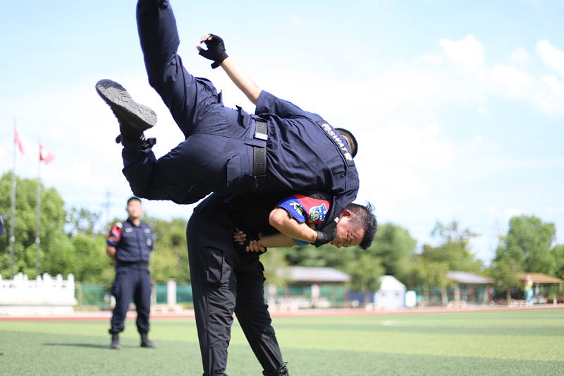 高溫天氣，大冶特警堅持警務技能訓練，確保隨時應對各種突發(fā)事件。陳宇攝