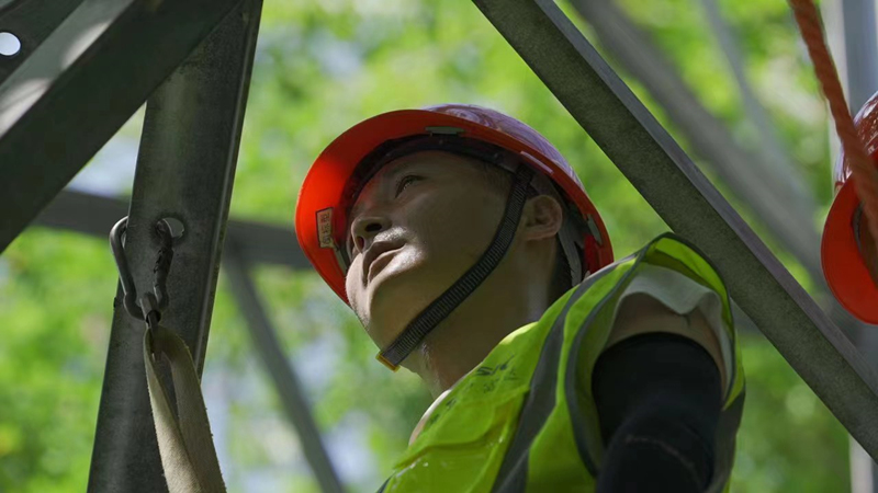 正值酷暑，湖北移動工作人員在山區(qū)進行網(wǎng)絡巡檢。王政攝