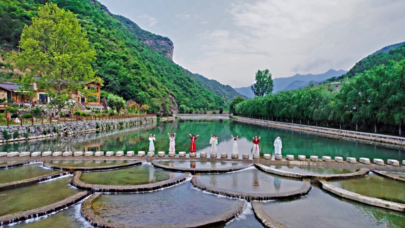 湖北省鄖西縣關(guān)防鄉(xiāng)沙溝村仙河灣風(fēng)景美如畫。 鄖軒文攝