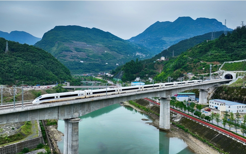 動車在鄭渝高鐵線上行駛。鄒政攝