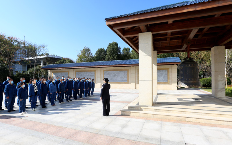 新業(yè)薄片公司黨員干部赴湖北省黨風(fēng)廉政建設(shè)教育基地開展警示教育。劉名攝