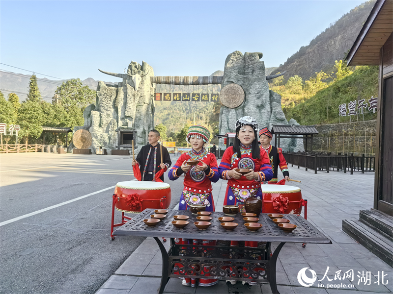 通城縣內(nèi)沖瑤族村，瑤族阿哥阿妹們?cè)陂T(mén)樓前為游客送上攔門(mén)酒。人民網(wǎng) 周雯攝