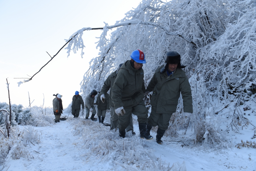 搶修人員在通往±800千伏陜武線1898號塔位路段，運送工器具和物資，開展設備調試，為覆冰桿塔后續(xù)除冰作業(yè)創(chuàng)造有利條件。李季攝