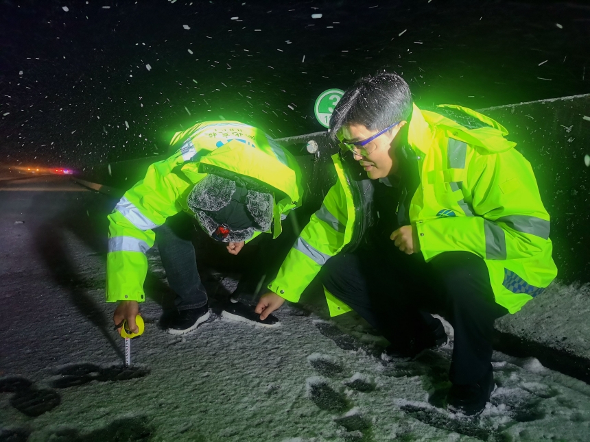 巡檢人員測(cè)量路面積雪厚度