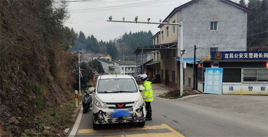 宜昌交警在轄區(qū)重點路段路口開展巡邏巡查與定點值守，并將交通安全宣傳教育工作融入其中，樹牢駕駛員安全行車和文明駕駛的交通安全理念。 