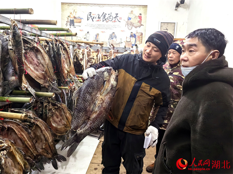 顧客正在選購臘魚。人民網(wǎng)記者 周雯攝