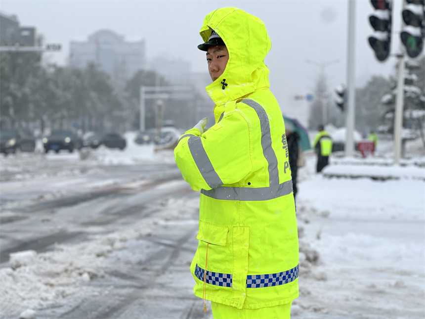 白雪皚皚中一抹“熒光綠”。