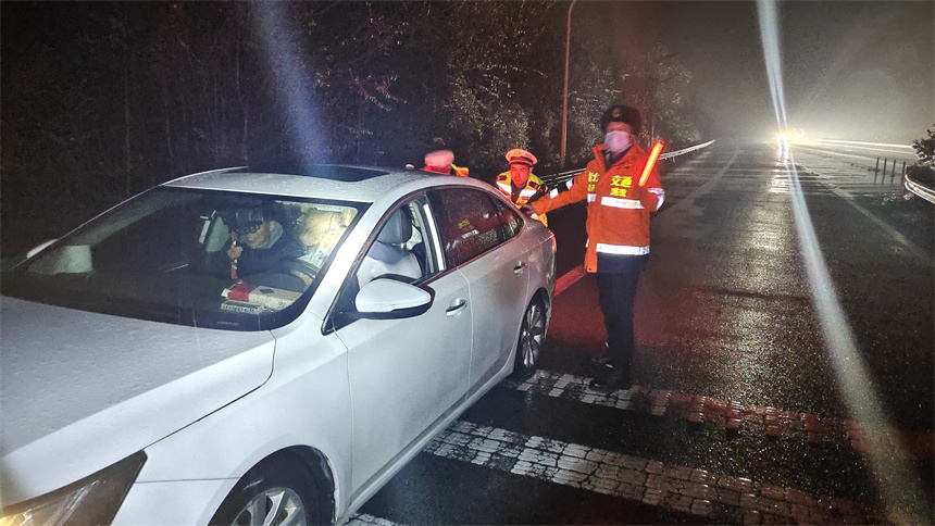 鄂州高速交警大隊幫助被困車輛。