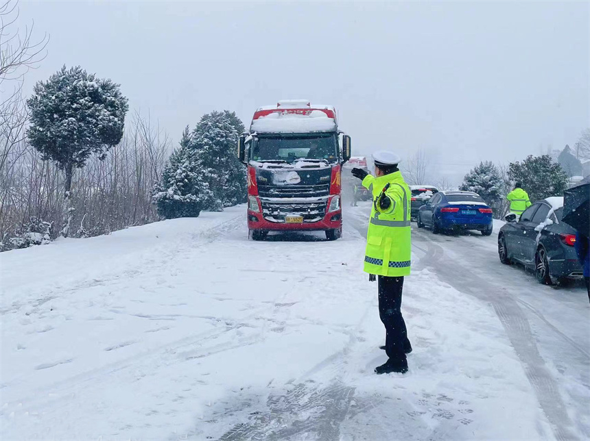 隨州交警以雪為令保暢通。