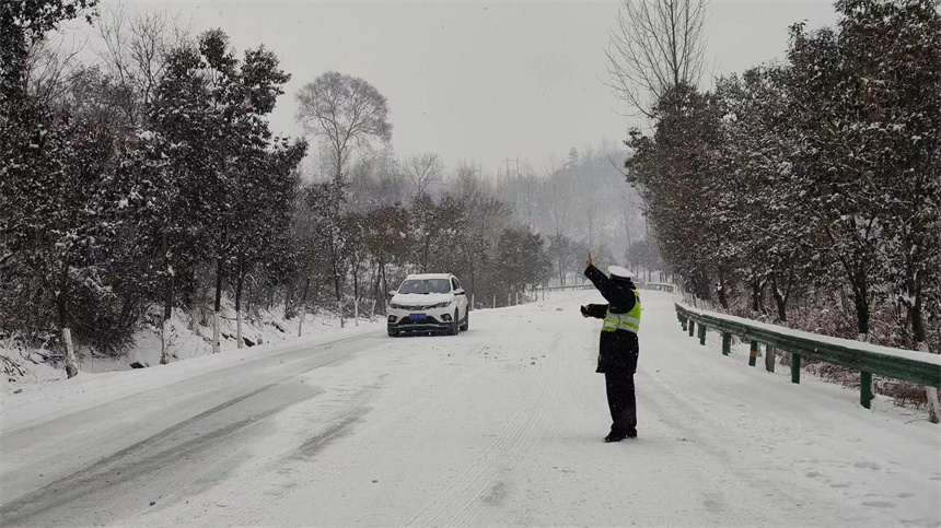 隨州交警以雪為令保暢通。