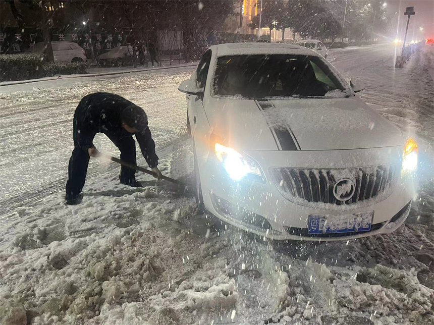 天門交警幫助受困車輛。