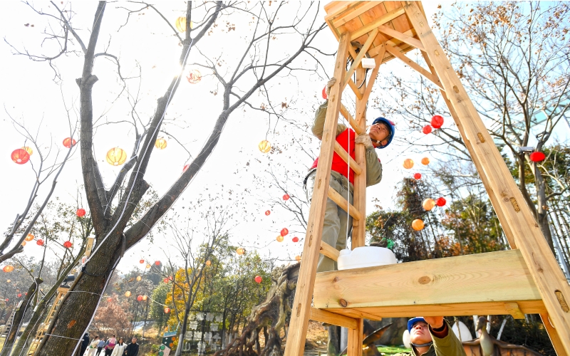 2月11日，在木蘭草原景區(qū)，國(guó)網(wǎng)武漢供電公司工作人員對(duì)景區(qū)內(nèi)的用電設(shè)備進(jìn)行巡檢，確保景區(qū)在春節(jié)期間安全穩(wěn)定用電。